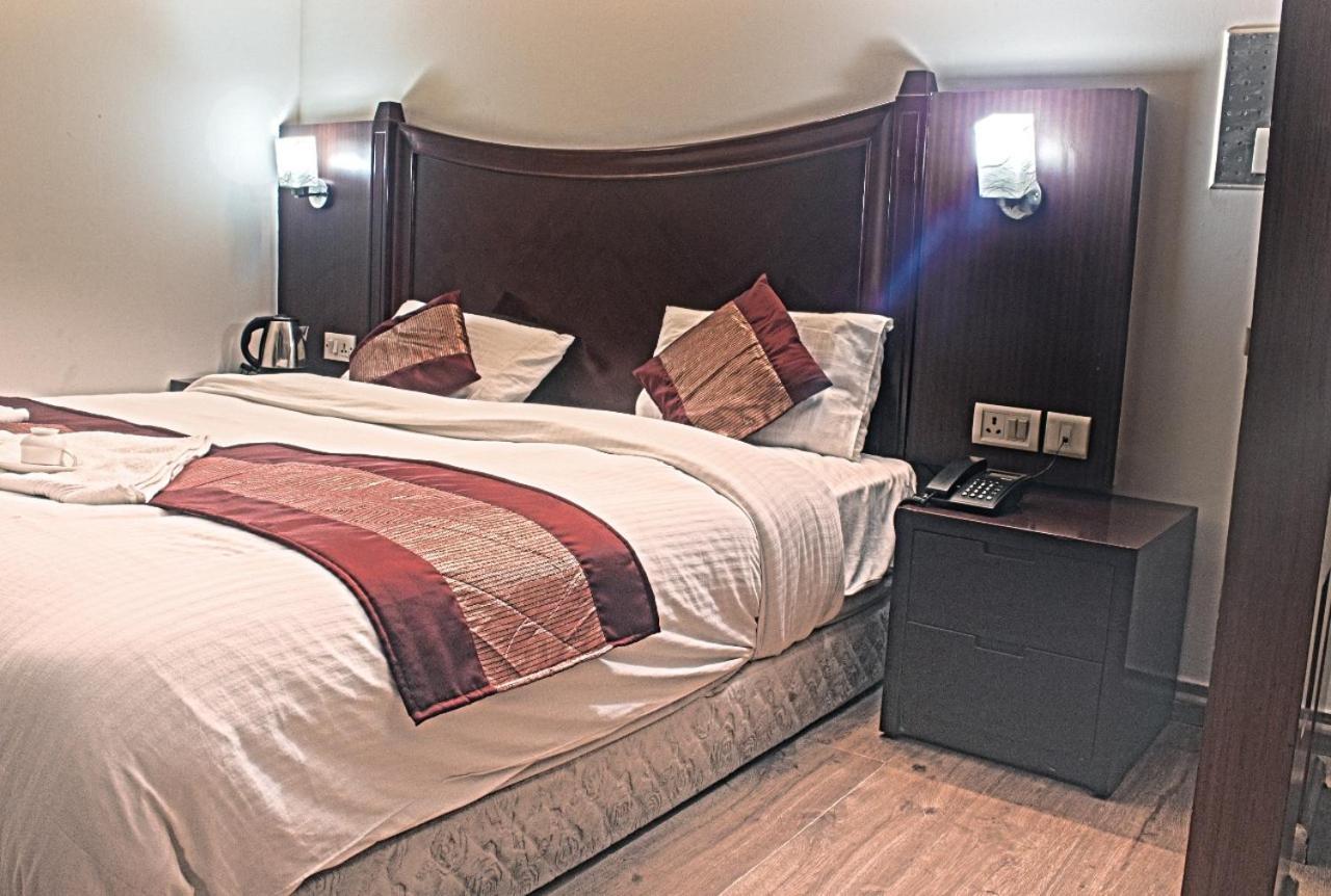 Ddr Hotel Residency คูร์เคาน์ ภายนอก รูปภาพ