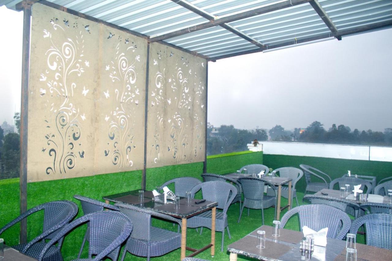 Ddr Hotel Residency คูร์เคาน์ ภายนอก รูปภาพ